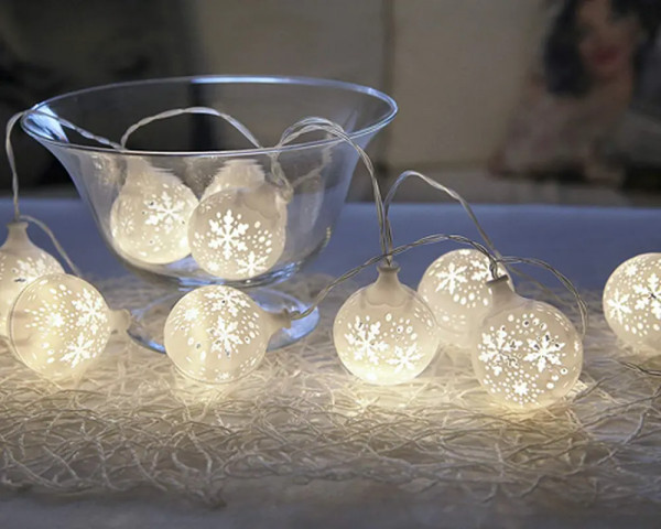 LED-Lichterkette - 10 Schneekugeln Flocken Weiss